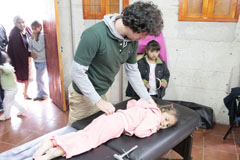Gilles Nogier, chiropracteur, ajuste une petite fille se plaignant de mal de dos.